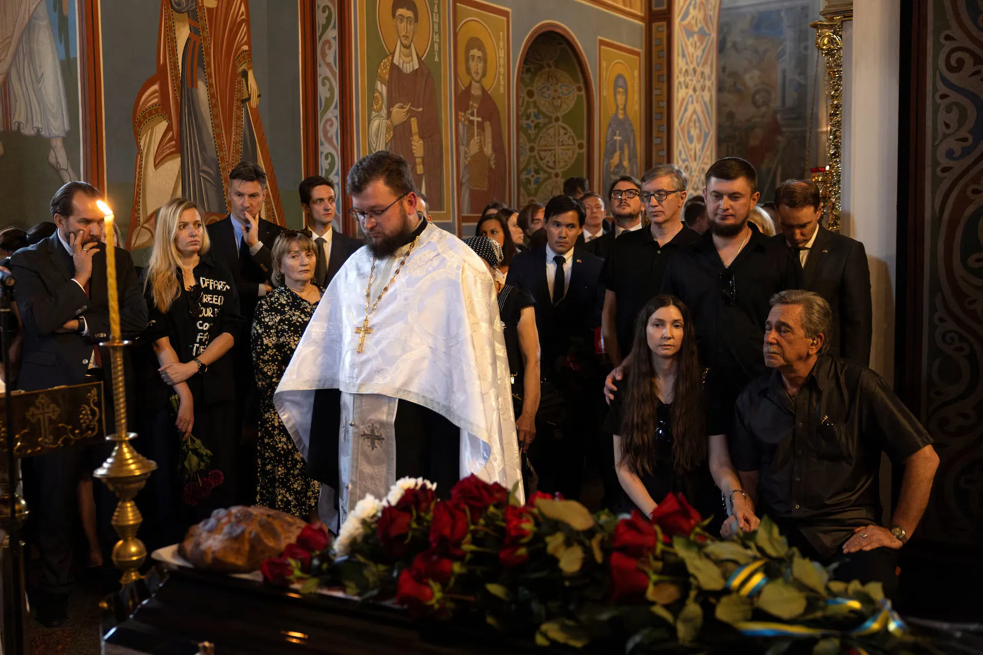 Україна прощається з журналісткою, загиблою в російському полоні, та вимагає звільнення колег